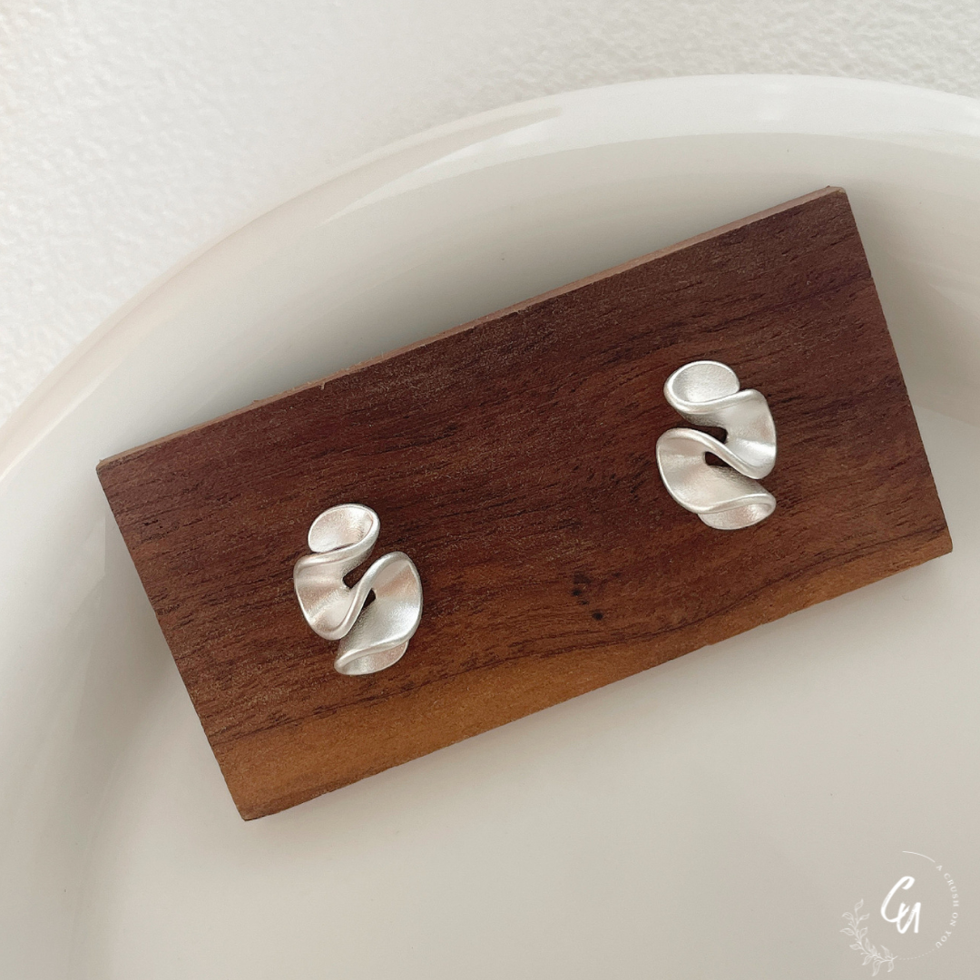 Minimal Ruffle Pierce