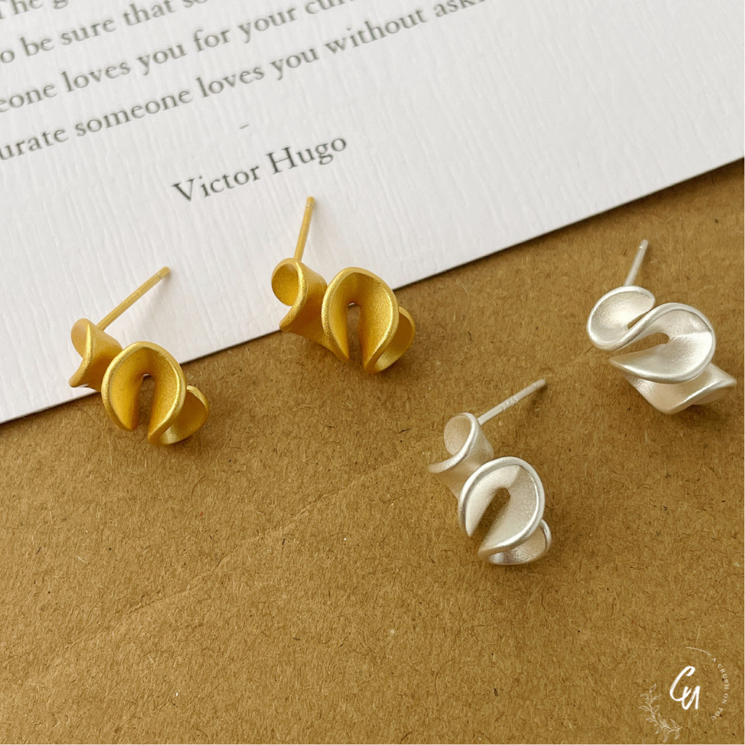 Minimal Ruffle Pierce