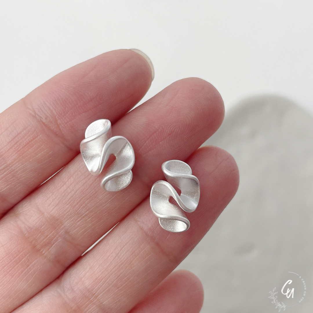 Minimal Ruffle Pierce