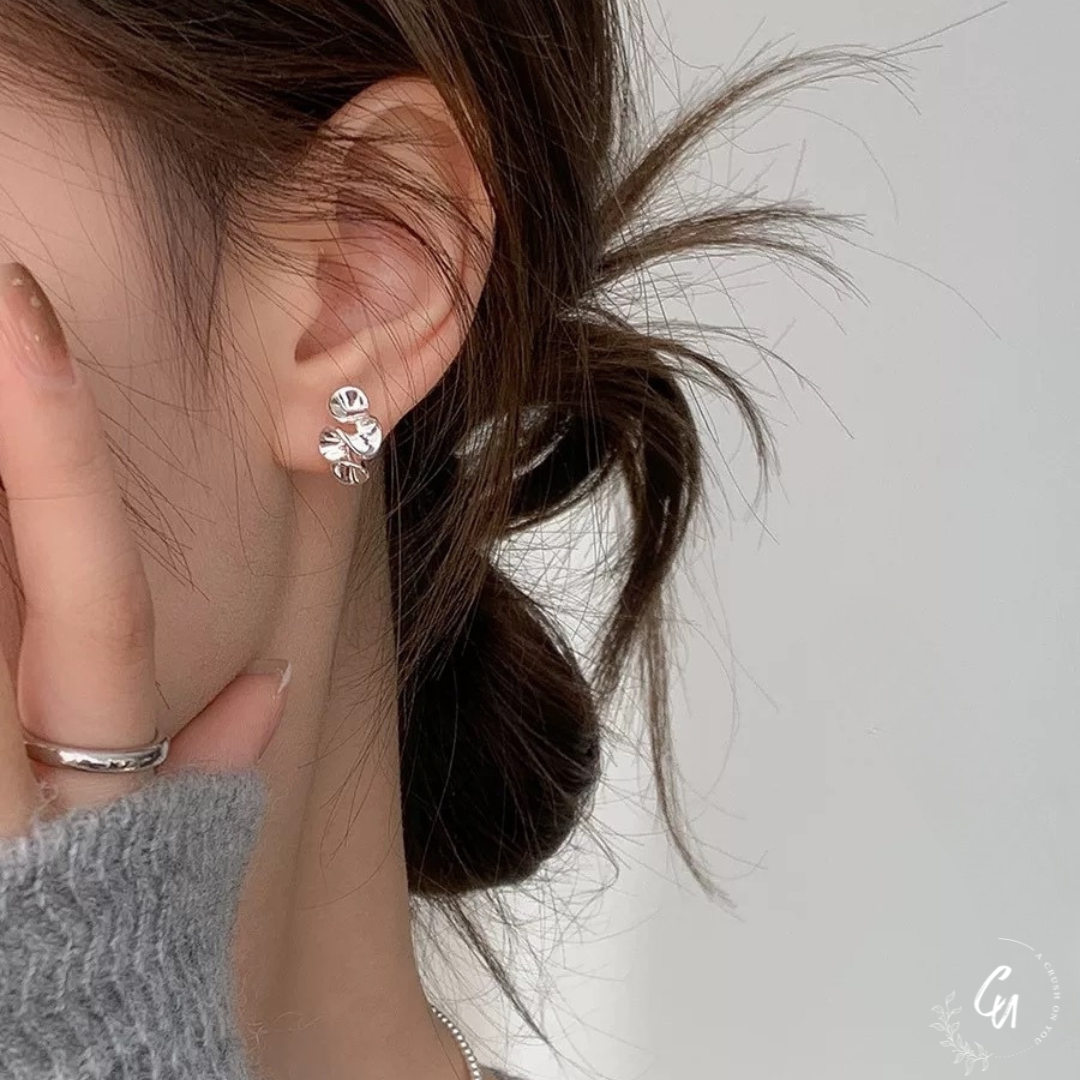 Minimal Ruffle Pierce