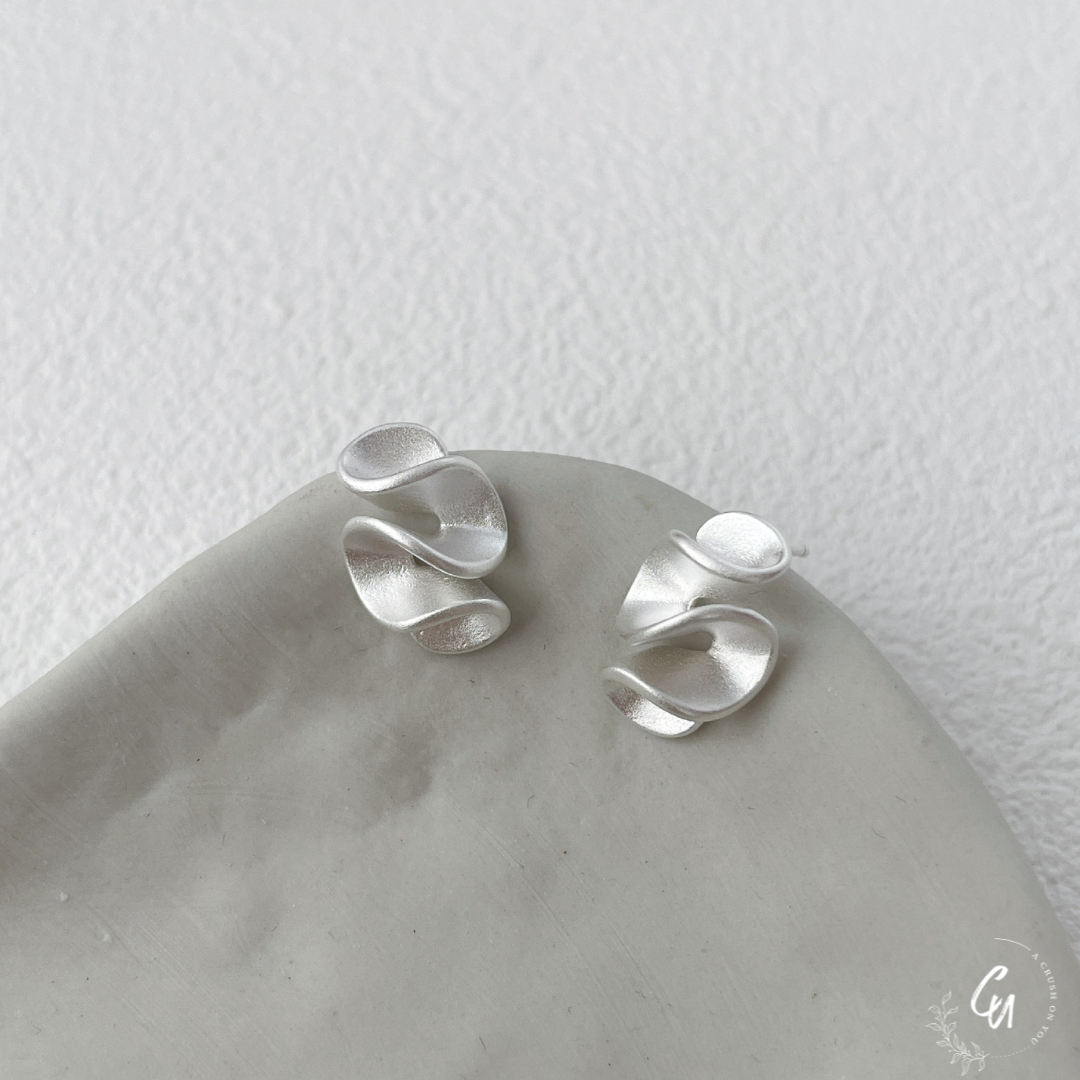 Minimal Ruffle Pierce