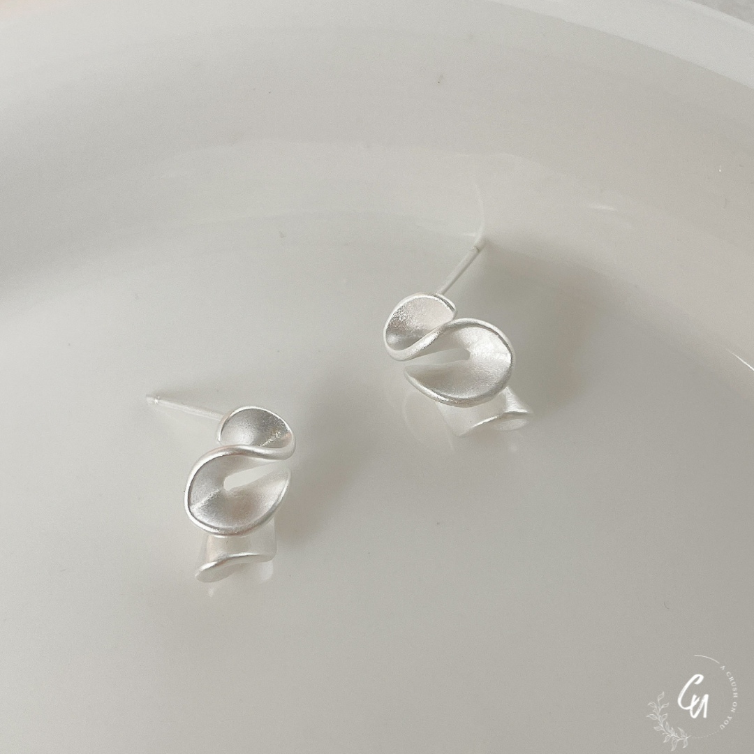 Minimal Ruffle Pierce