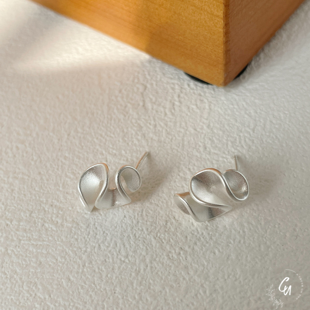 Minimal Ruffle Pierce