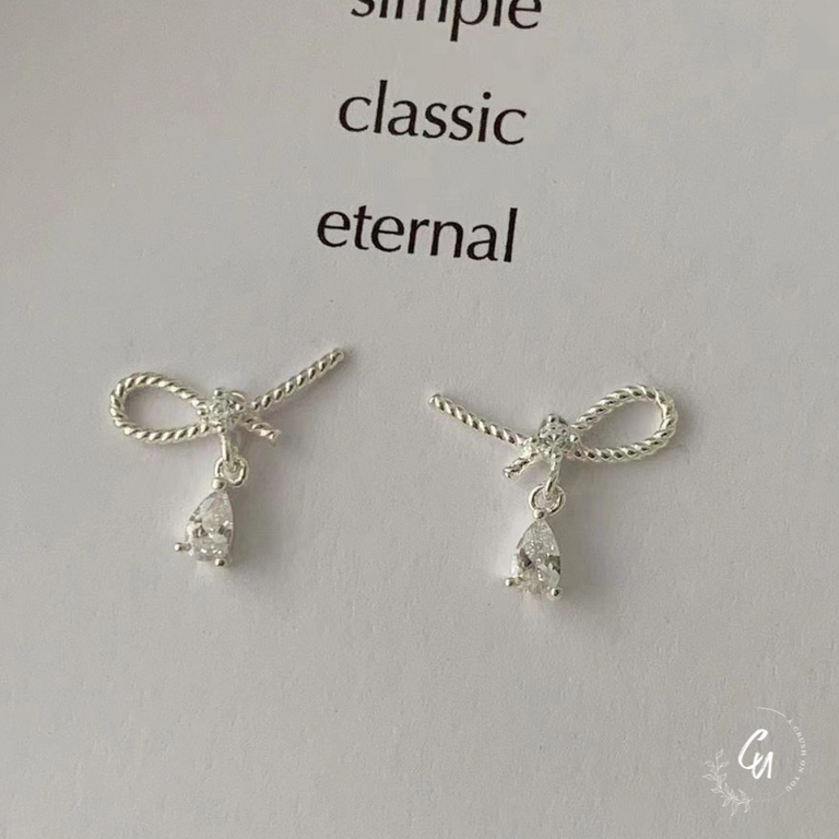 Ribbon Zircon Pierce