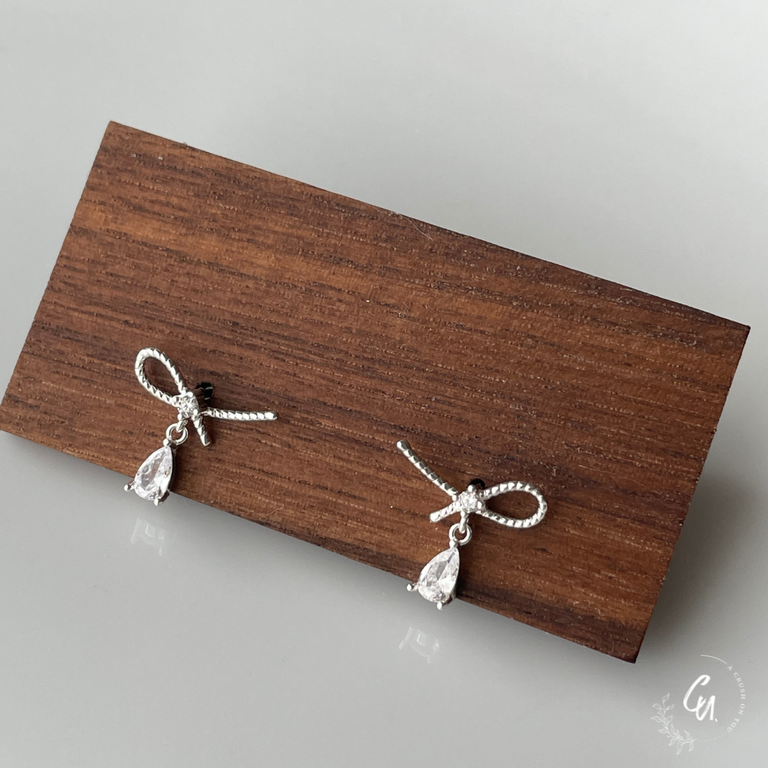 Ribbon Zircon Pierce